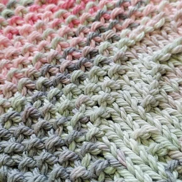 Hand Knit Baby Bib ๐ฉท ๐ฉถ - Picture 4 of 5